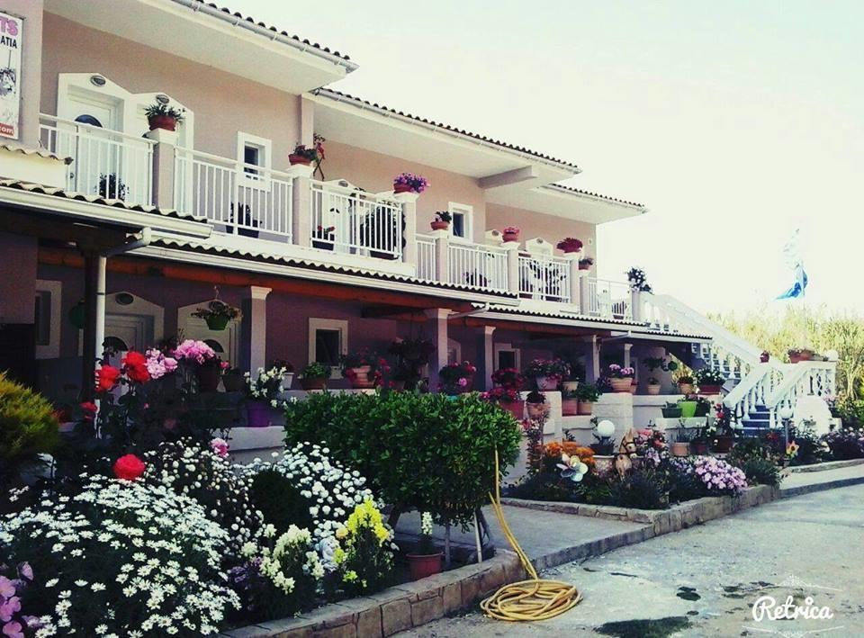 Santa Barbara Lakis Apartments Perivolion Ngoại thất bức ảnh